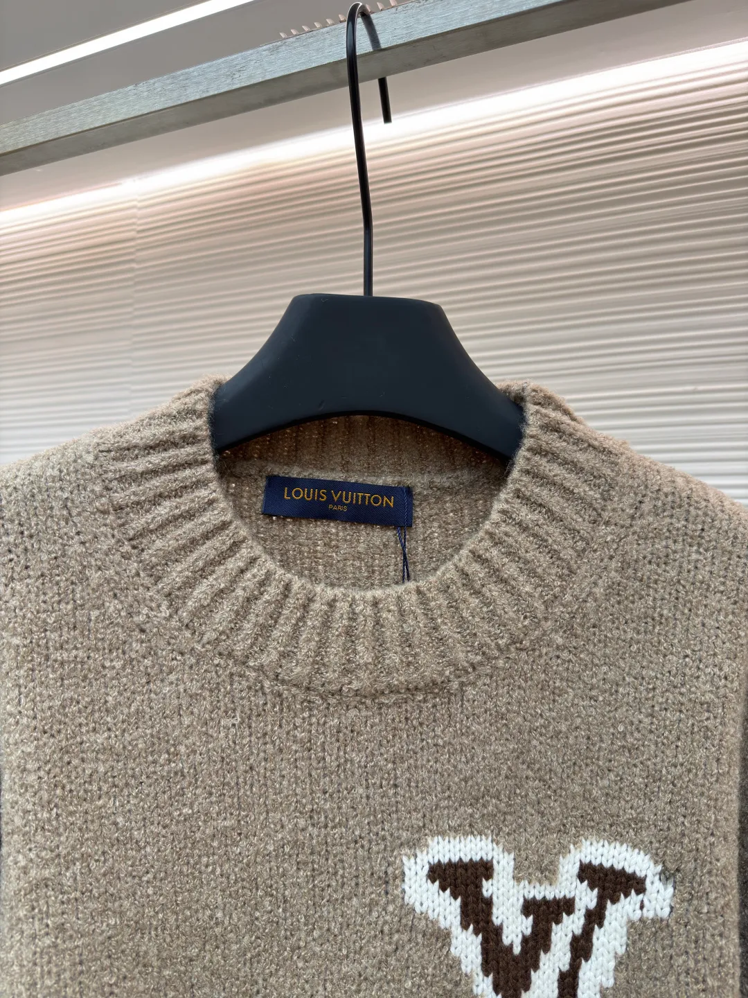 LOUIS VUITTON double-sided intarsia sweater ●Original version: Purchased and developed by 10699 ●Item number: 1680925-A85 ●Fabric: wool blended fabric ●Technology: knitted intarsia production ●Version: fitted version ●Weight: about 655 grams ●Size: S-M-L-XL ●Description: Made of custom-woven and dyed sheep wool 65% cotton %20 Spandex 15%. The special washing process is very soft and skin-friendly. It has 7 knitting workers. The thickness of each stitch of the inlay on the clothing logo is consistent with ZP. The back logo is mirror inlay. This crew-neck sweater is made of a blend of sheep wool and yak hair, and uses thick yarn to create a comfortable texture. The contrasting LV logo is integrated into the knitted fabric, and the mirror-effect logo is cleverly displayed on the rear. The casual and elegant design makes it easy to style your weekend look. The overall wiring is straight and delicate, the fabric is comfortable and soft, and the color is consistent without color difference. It can be matched with the same style to create a fashionable look and control various occasions. Customized accessories, complete with three standards, same style for men and women!